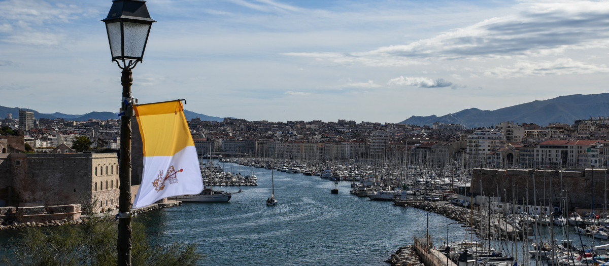 Una bandera del Vaticano sobre la vista de Marsella