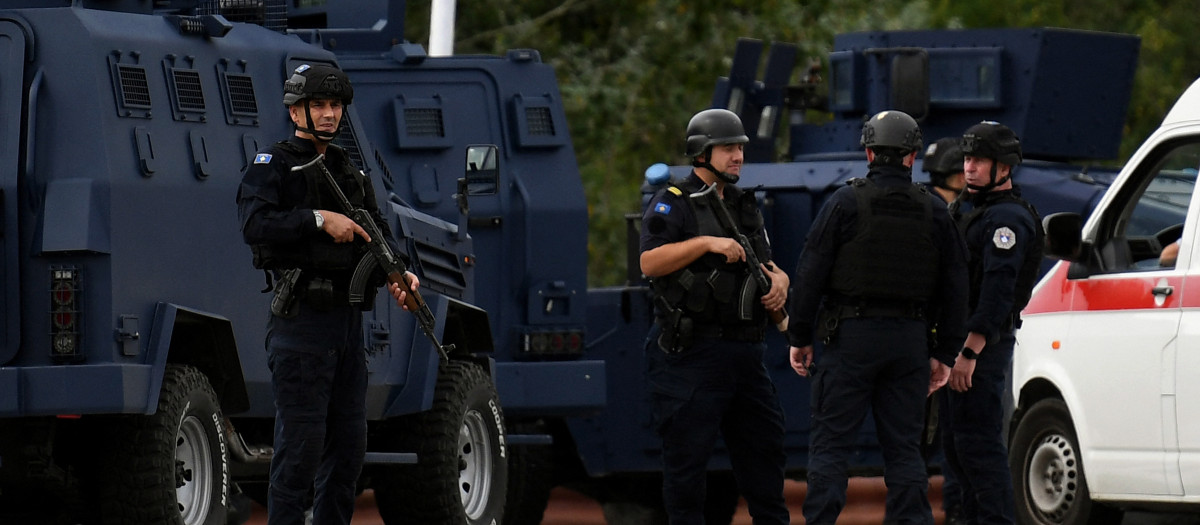 Policías de Kosovo hacen guardia en la entrada de la aldea de Banjska