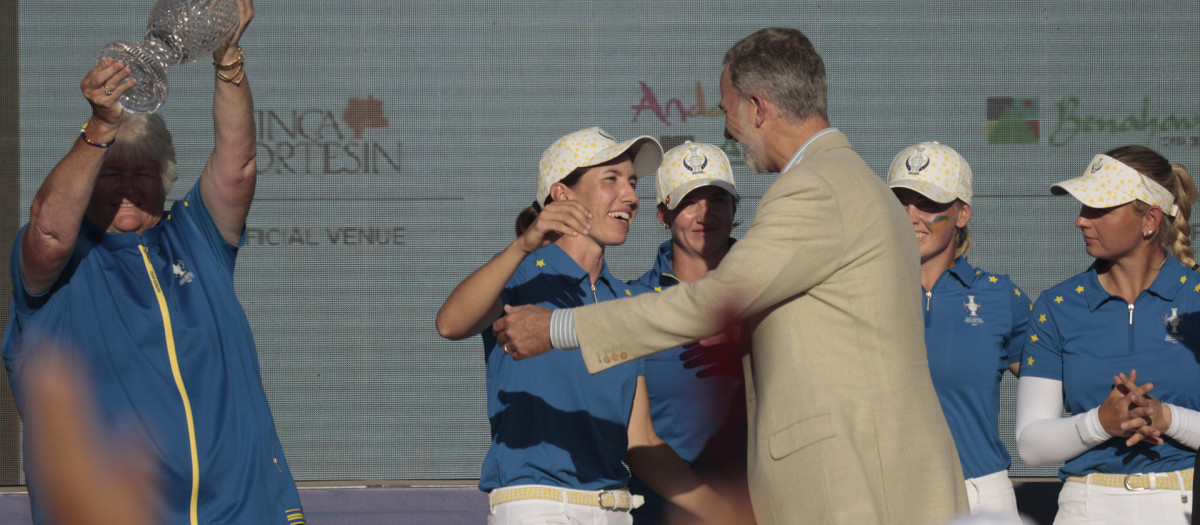 El Rey Felipe VI saluda a la española Carlota Ciganda durante la entrega el trofeo de ganadoras del SOLHEIM CUP de golf al equipo europeo