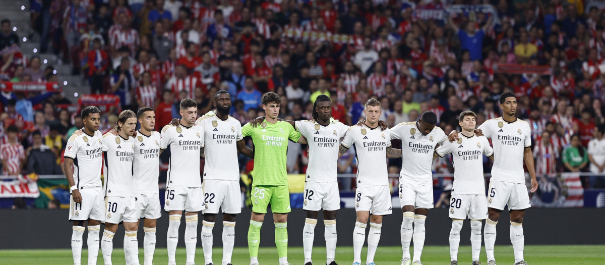 MADRID, 24/09/2023.- El once titular del Real Madrid guarda un minuto de silencio al comienzo de la sexta de LaLiga que disputan este domingo en el estadio Cívitas Metropolitano frente al Atlético de Madrid. EFE/Rodrigo Jiménez