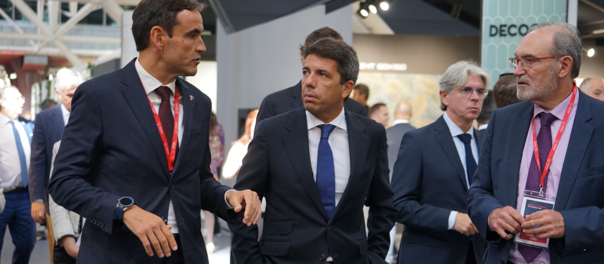 El presidente de la Generalitat Valenciana, Carlos Mazón, en su visita a la feria cerámica Cersaie, en Bolonia.