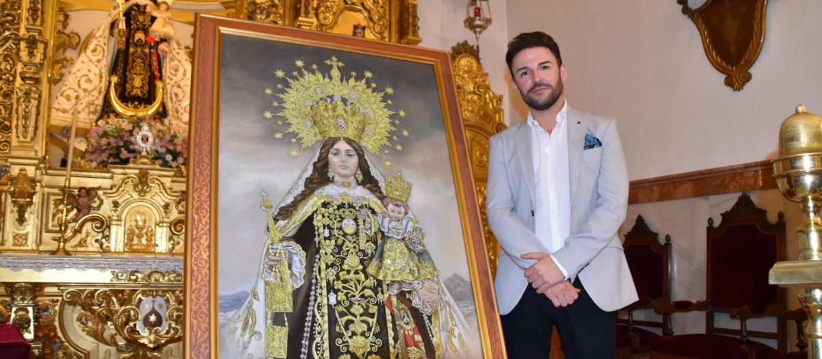 Jonathan Sánchez Aguilera, junto a su obra