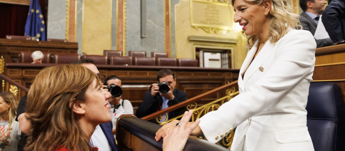 La portavoz de Sumar en el Congreso, Marta Lois (i), y la vicepresidenta segunda del Gobierno y ministra de Trabajo en funciones, Yolanda Díaz (d), conversan durante la primera sesión del debate de investidura del líder del PP, en el Congreso de los Diputados, a 26 de septiembre de 2023, en Madrid (España). El presidente del PP, Alberto Núñez Feijóo, se somete hoy a su debate de investidura en el Congreso, el primero en el que se escucharán discursos en lenguas cooficiales y se podrán usar pinganillos para recibir la traducción simultánea. Su candidatura se vota en 'primera vuelta' mañana miércoles, 27 de septiembre, cuando se activará la cuenta atrás por si hay nuevas elecciones. Los barones del PP han apoyado a Feijóo en su debate.
26 SEPTIEMBRE 2023;MADRID;PRIMERA SESIÓN DEBATE;FEIJÓO;CONGRESO DE LOS DIPUTADOS
Eduardo Parra / Europa Press
26/9/2023