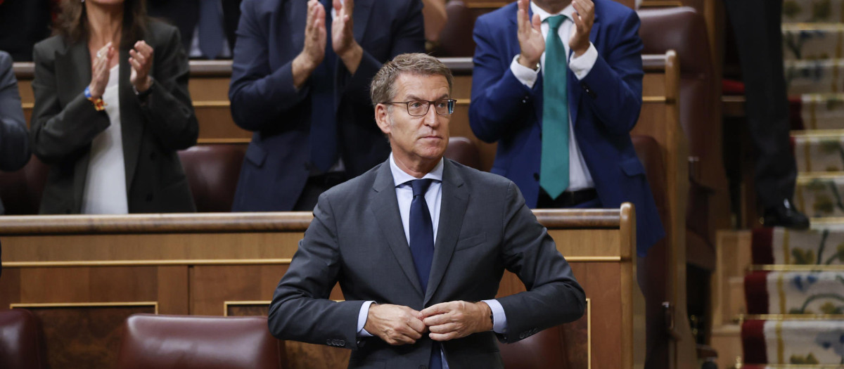 MADRID, 27/09/2023.- El candidato a la presidencia del Gobierno y presidente del PP, Alberto Núñez Feijóo, escucha la intervención de la portavoz de su grupo, Cuca Gamarra, en la segunda jornada del debate de su investidura, en el Congreso este miércoles. EFE/Juan Carlos Hidalgo