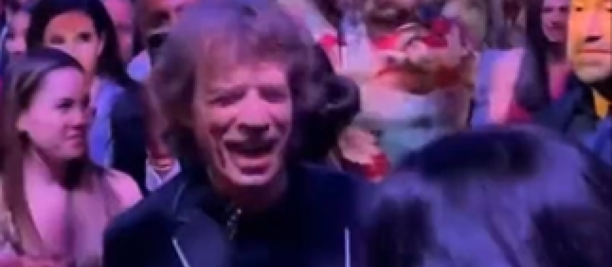 Mick Jagger baila reguetón en una discoteca