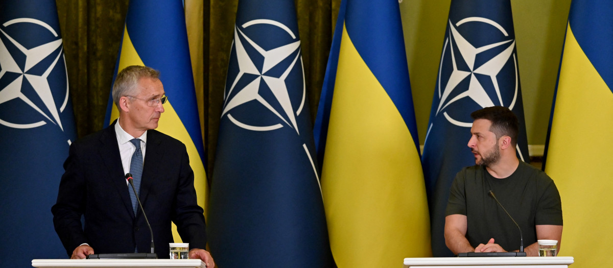 Jens Stoltenberg y Volodímir Zelenski en un momento de la rueda de prensa de este jueves en Kiev