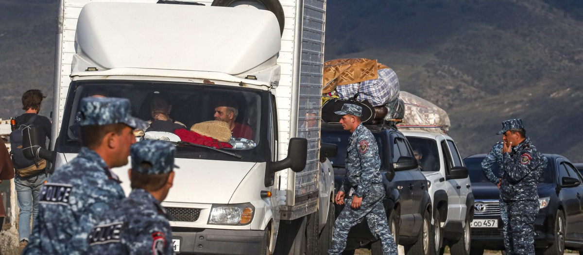 Kornidzor (Armenia), 28/09/2023.- Armenian police organise passing of ethnic Armenians fleeing Nagorno-Karabakh region after they crossed the Azerbaijan-Armenia border near the village of Kornidzor, Armenia, 28 September 2023. Azerbaijan on 19 September 2023 launched a brief military offensive on the contested region of Nagorno-Karabakh, a breakaway enclave that is home to some 120,000 ethnic Armenians. The Armenian government announced the evacuation of more than 68,000 local residents from Nagorno-Karabakh, following a ceasefire agreed on 20 September with Azerbaijan. Nagorno-Karabakh will cease to exist as a self-proclaimed state from 01 January 2024, the region'Äôs separatist leader, Samvel Shakhramanyan, announced on 28 September, after signing a decree to dissolve all its institutions. (Azerbaiyán) EFE/EPA/ANATOLY MALTSEV