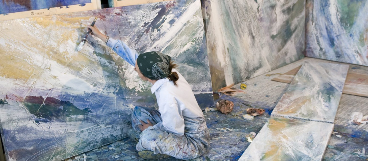 La artista María Tarruella en su estudio