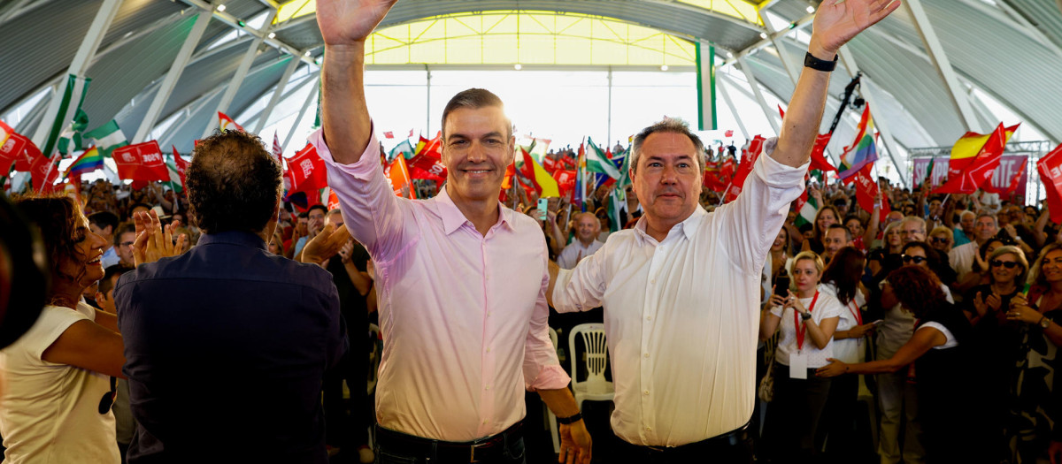 Pedro Sánchez, junto a Juan Espadas, en el acto del PSOE en Sevilla