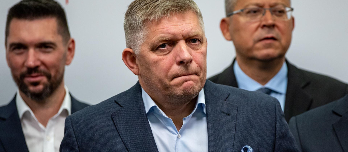 Bratislava (Slovakia (slovak Republic)), 01/10/2023.- Slovak former Prime Minister and chairman of the Smer-SD party Robert Fico (C) talks to media after Slovakia's parliamentary elections at party's headquarters in Bratislava, Slovakia, 01 October 2023. According to official results, Smer-SD party with leader Robert Fico won the parliamentary elections with almost 23 percent. Progresivne Slovensko party (Progressive Slovakia) ended up behind him, with almost 18 percent. (Elecciones, Eslovaquia) EFE/EPA/MARTIN DIVISEK