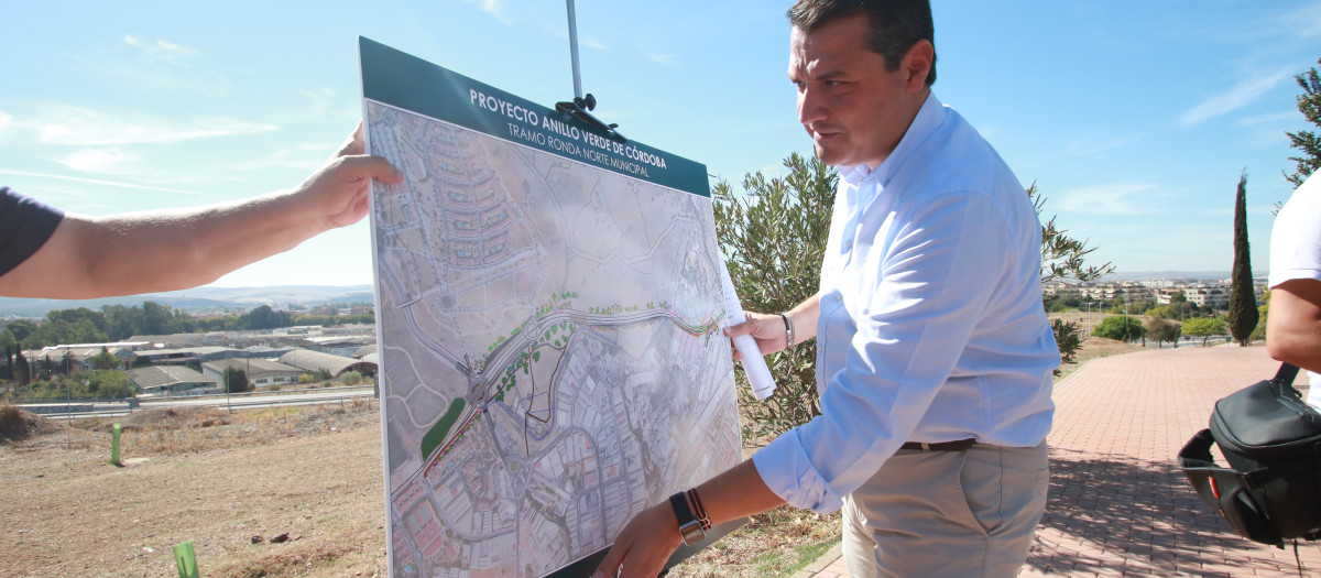 José María Bellido, junto al plano de una zona verde