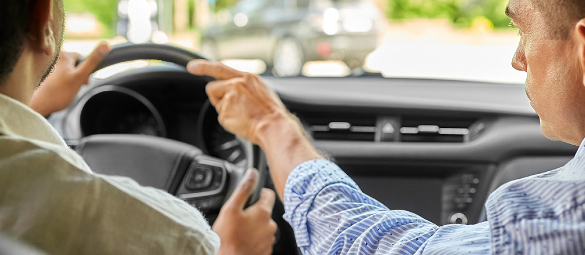 La DGT otorga beneficios a los automóviles en los que viajan dos o más ocupantes