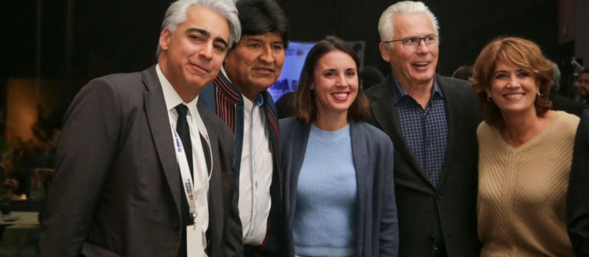 De izquierda a derecha: el exdiputado socialista chileno y fundador del Grupo de Puebla, Marco Enríquez-Ominami; el ex presidente de Bolivia Evo Morales; la ministra española de Igualdad, en funciones, Irene Montero; el ex magistrado de la AN Baltasar Garzón; con su pareja, la actual fiscal de Memoria Democrática, Dolores Delgado, ayer en el IX encuentro oficial de Puebla