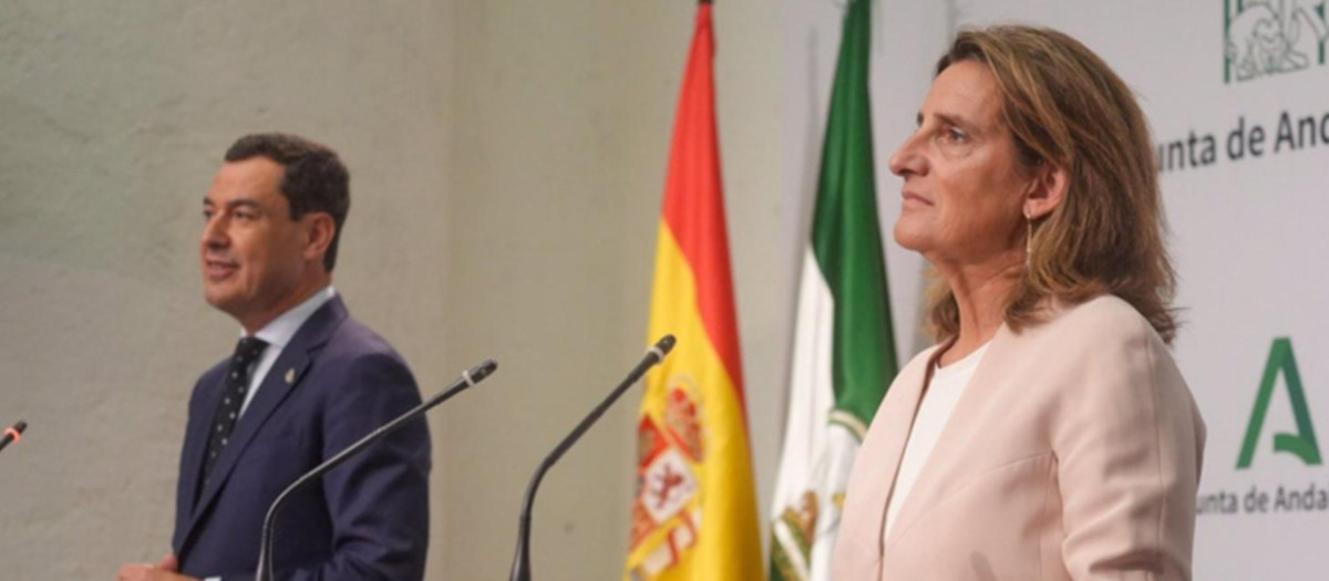 El presidente de Andalucía, Juanma Moreno, y la ministra para la Transición Ecológica, Teresa Ribera, en rueda de prensa