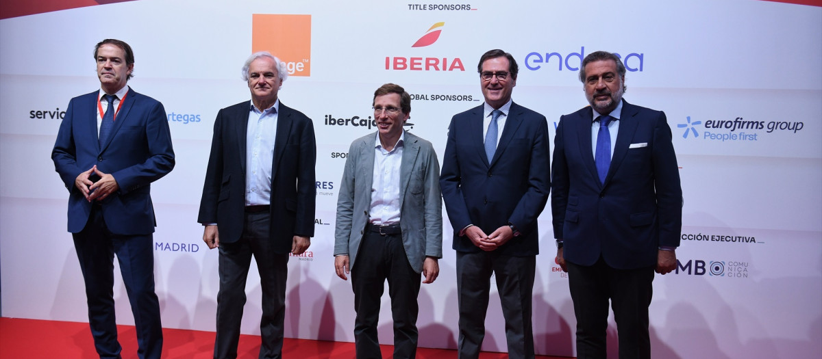 El presidente de CEIM, Miguel Garrido (2i); el alcalde de Madrid, José Luis Martínez-Almeida (3i); el presidente de la CEOE, Antonio Garamendi (2d), y el presidente de CEIM, Miguel Garrido, posan a su llegada a la inauguración de la II edición de Madrid Leaders Forum04 OCTUBRE 2023;MADRID;II EDICIÓN MADRID LEADERS FORUM
Fernando Sánchez / Europa Press
04/10/2023