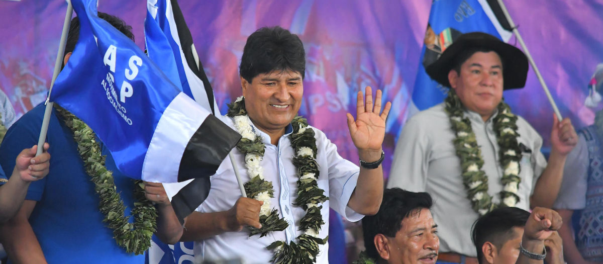 AME4446. LAUCA Ñ (BOLIVIA), 03/10/2023.- El ex presidente de Bolivia Evo Morales participa hoy, durante un congreso del Movimiento Al Socialismo, MAS, en Launa Ñ (Bolivia). El congreso nacional del gubernamental Movimiento al Socialismo (MAS) comenzó este martes con consignas a favor del exmandatario boliviano Evo Morales y su anunciada candidatura a los comicios de 2025, y acusaciones contra el presidente del país, Luis Arce, por su supuesta "traición" al partido. EFE/Jorge Abrego