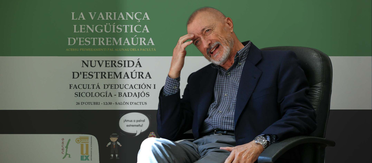 Montaje: Pérez-reverte y el cartel en 'extremeñu' de la Universidad de Extremadura