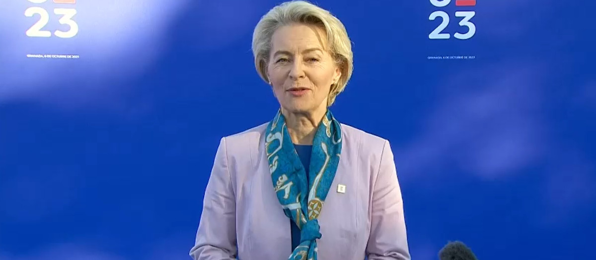 Ursula von der Leyen, con el pañuelo que le regaló la azafata de la Alhambra