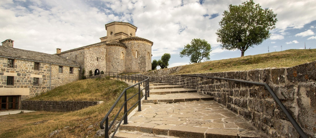 Santuario de San Miguel de Aralar, en el Pirineo navarro