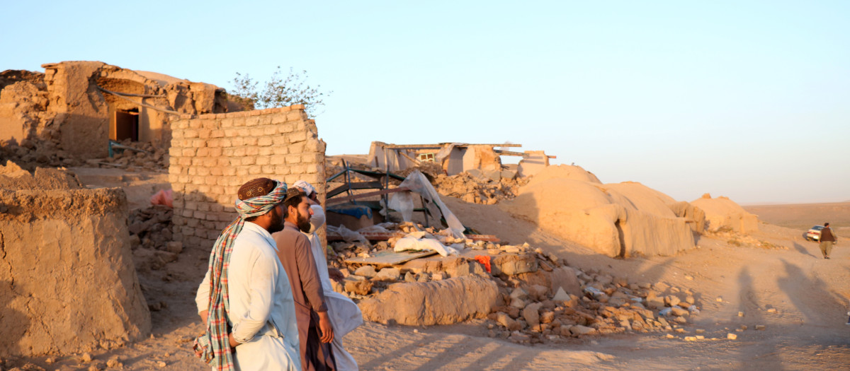 Herat (Afghanistan), 07/10/2023.- People affected by an earthquake wait for relief in Herat, Afghanistan, 07 October 2023. At least 15 people have lost their lives, and scores sustained injuries following a series of seven earthquakes ranging from 4.7 to 6.3 magnitudes that struck the western Afghan province of Herat on 07 October 2023, Mula Janan Sayeq, disaster management spokesperson said. Afghanistan is situated in the Hindu Kush mountain range, a region with significant seismic activities and a common origin point for earthquakes in the surrounding areas, making it one of the countries most susceptible to natural disasters. (Terremoto/sismo, Afganistán) EFE/EPA/STRINGER