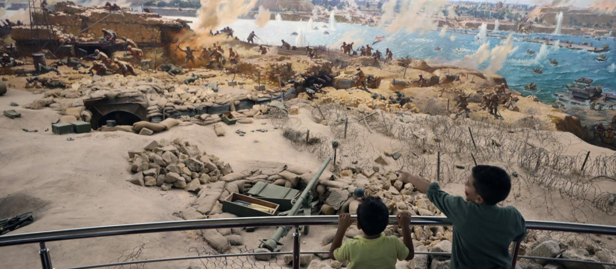 El Cairo (Egipto), 05/10/2023.- Niños visitan el Museo Panorama de la Guerra del 6 de octubre y el monumento conmemorativo durante la celebración del 50º aniversario de la guerra árabe-israelí de 1973 en el Cairo, Egipto, este jueves. La guerra comenzó el 6 de octubre de 1973 cuando los ejércitos de Siria en el norte y Egipto en el sur lanzaron un ataque sorpresa contra Israel. FE/KHALED ELFIQI