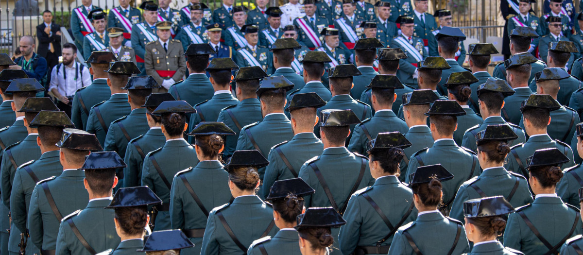 LOGROÑO 08/10/2023- Desfile con la participación de más de 500 efectivos pertenecientes a las diferentes unidades y especilidades a pie, a caballo y motorizadas de la Guardia Civil, este domingo 8 de octubre en Logroño el acto central de las celebraciones de la Virgen del Pilar, patrona de la Guardia Civil.-EFE/ Raquel Manzanares