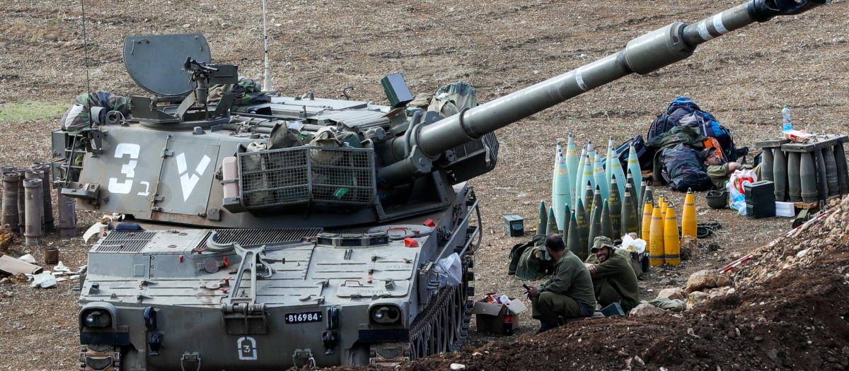 Un tanque y armamento israelí cerca de la frontera nacional con Líbano