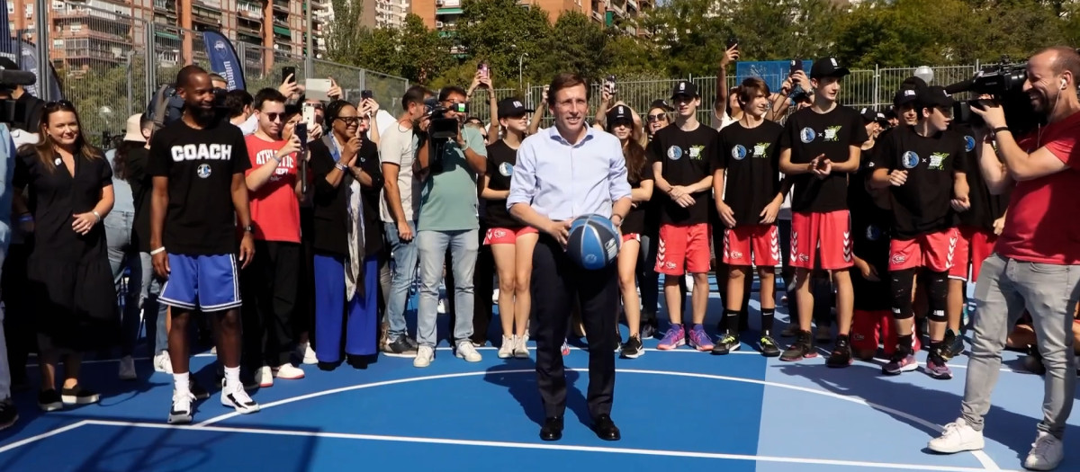 Almeida inaugura dos pistas de baloncesto en Rodríguez Sahagún II