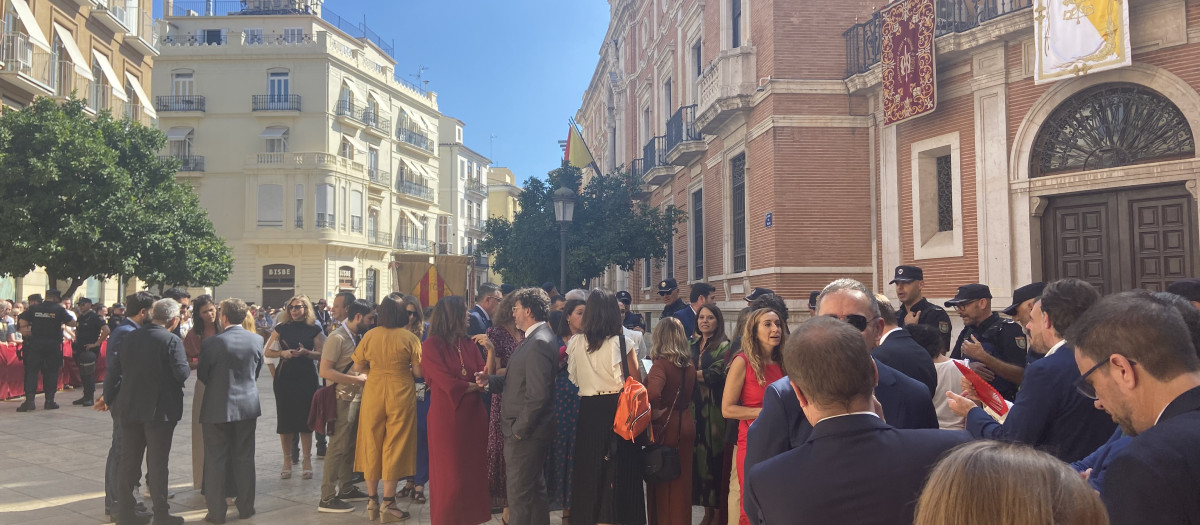 Representantes del PSPV-PSOE y Compromís, fuera de la Catedral de Valencia mientras la
Señera estaba en el Te Deum.