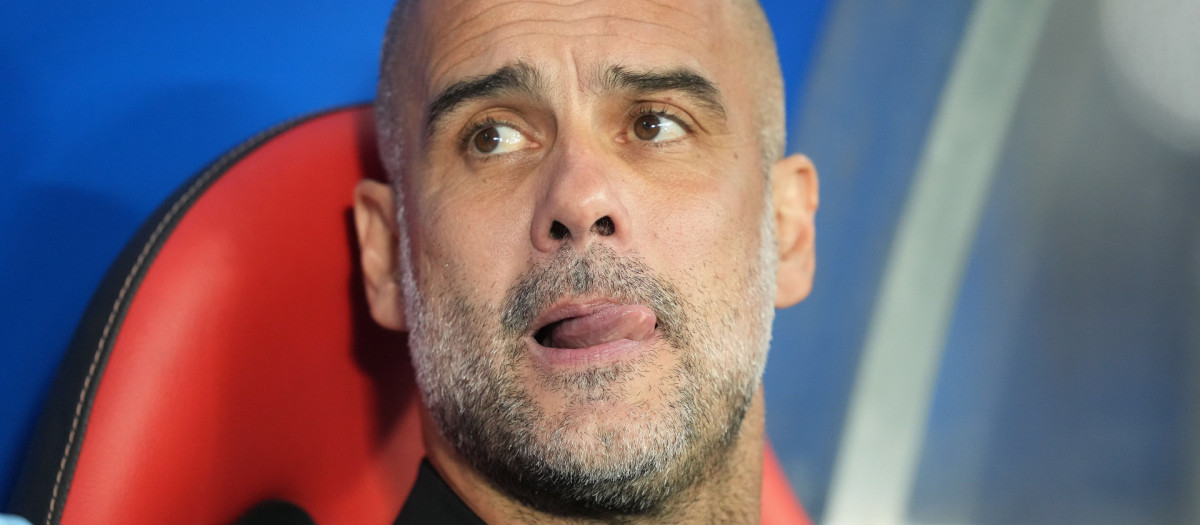 Pep Guardiola en el banquillo durante un partido de Champions con el Manchester City .