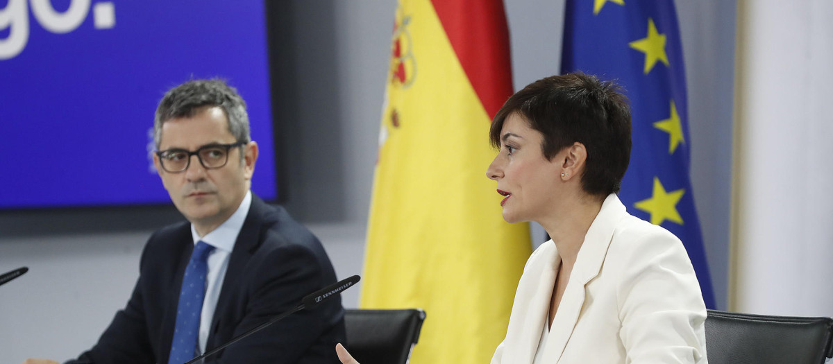 El ministro de Presidencia en funciones, Félix Bolaños y la ministra de Política Territorial y portavoz del Gobierno también en funciones, Isabel Rodríguez, durante su intervención la rueda de prensa posterior a la reunión semanal del Consejo de Ministros, este martes en Moncloa