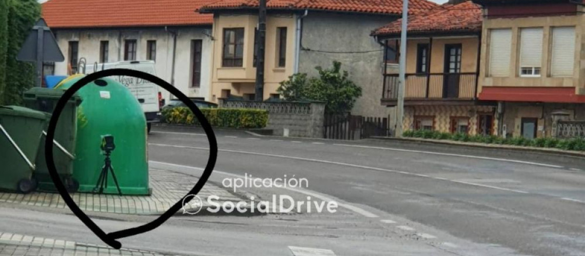 Detrás de un contenedor de vidrio en una travesía, utilizando un soporte de trípode