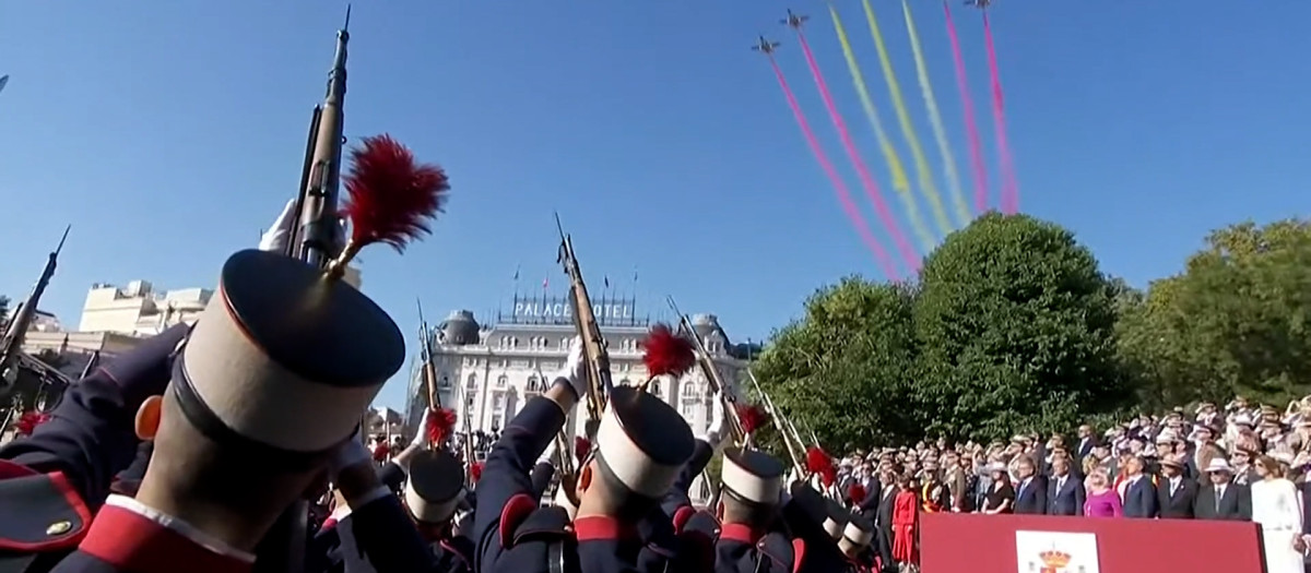 El paso de la Patrulla Águila por el cielo de Madrid en el desfile del 12 de octubre