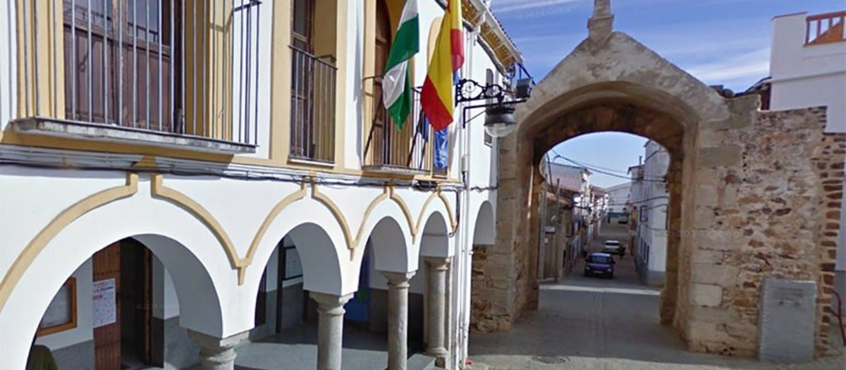 El Arco de la Villa, junto al Ayuntamiento de Santa Eufemia, forma parte de la muralla medieval.