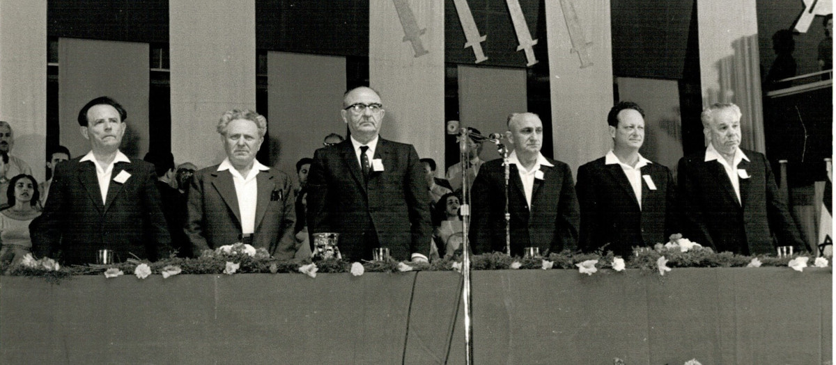 Formación de la alineación, 1965: Mordechai Ish-Shalom, Yigal Alon, Reuven Barkat, Levi Eschol, Yisrael Galili y Aharon Becker