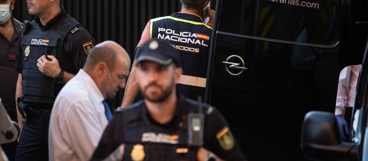 Agentes de la Policía Nacional en el lugar en el que han sido encontrados los cadáveres, a 17 de agosto de 2023, en Madrid (España). La Policía Nacional investiga la aparición de los cadáveres de una mujer y un hombre con signos de violencia en un domicilio del distrito madrileño de Moratalaz. Los agentes fueron alertados esta mañana a través de los vecinos por un fuerte olor que trascendía del piso. A su llegada, y como sus ocupantes no contestaban, han derribado la puerta y han encontrado dos cuerpos en diferentes habitaciones. Los fallecidos se tratan de un hombre de 61 años y una mujer de 51, que han sido encontrados en avanzado estado de descomposición. La Policía no descarta que se trate de un caso de violencia de género, en el que el varón hubiera matado a la mujer y luego se hubiera suicidado. Hasta el lugar se han desplazado agentes de la Policía Científica y del Grupo V de Homicidios, quien se hace cargo de la investigación para determinar las causas de ambas muertes.
17 AGOSTO 2023;FALLECIMIENTO;CADÁVERES;PAREJA;VIOLENCIA;GÉNERO;VIOLENCIA DE GÉNERO;DESCOMPOSICIÓN;MUERTOS
Alejandro Martínez Vélez / Europa Press
(Foto de ARCHIVO)
17/8/2023