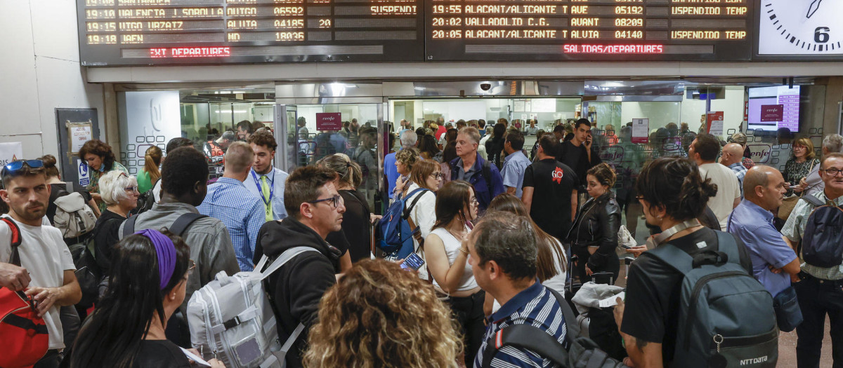 Numerosas personas en el vestíbulo de la estación de Chamartín, en Madrid, este viernes.