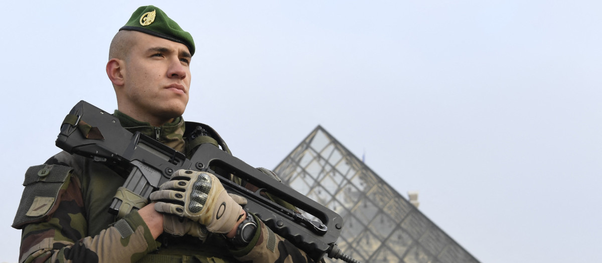 Un soldado francés vigila en la entrada de la pirámide del Museo del Louvre