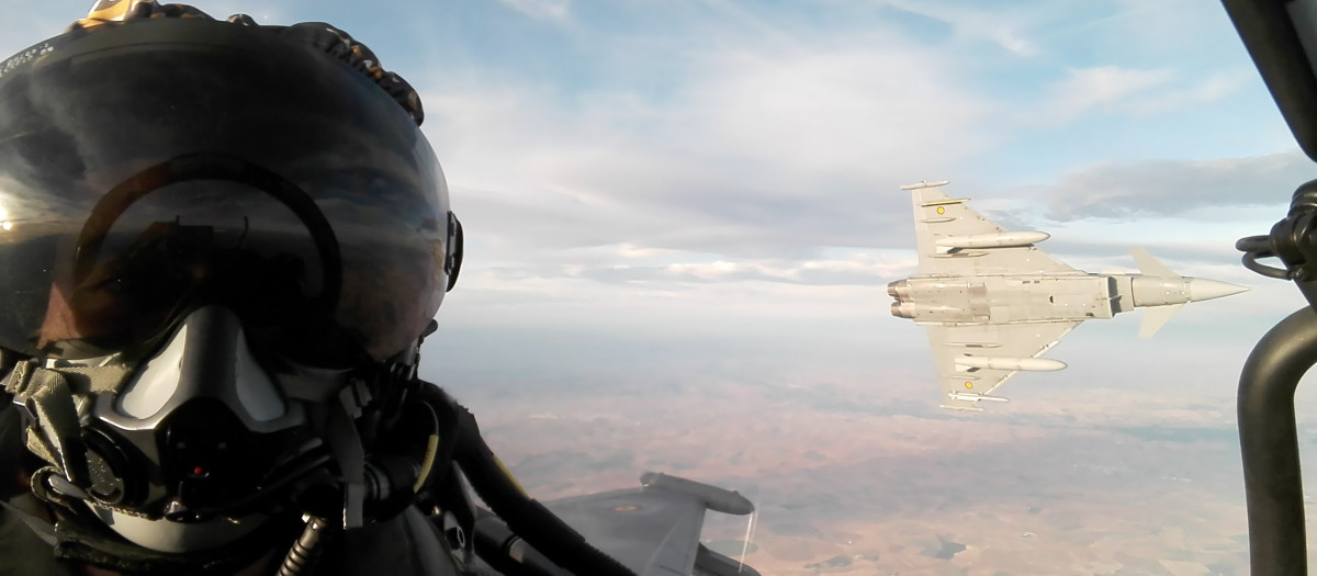 El comandante Caballero, en la cabina de un Eurofighter durante un vuelo