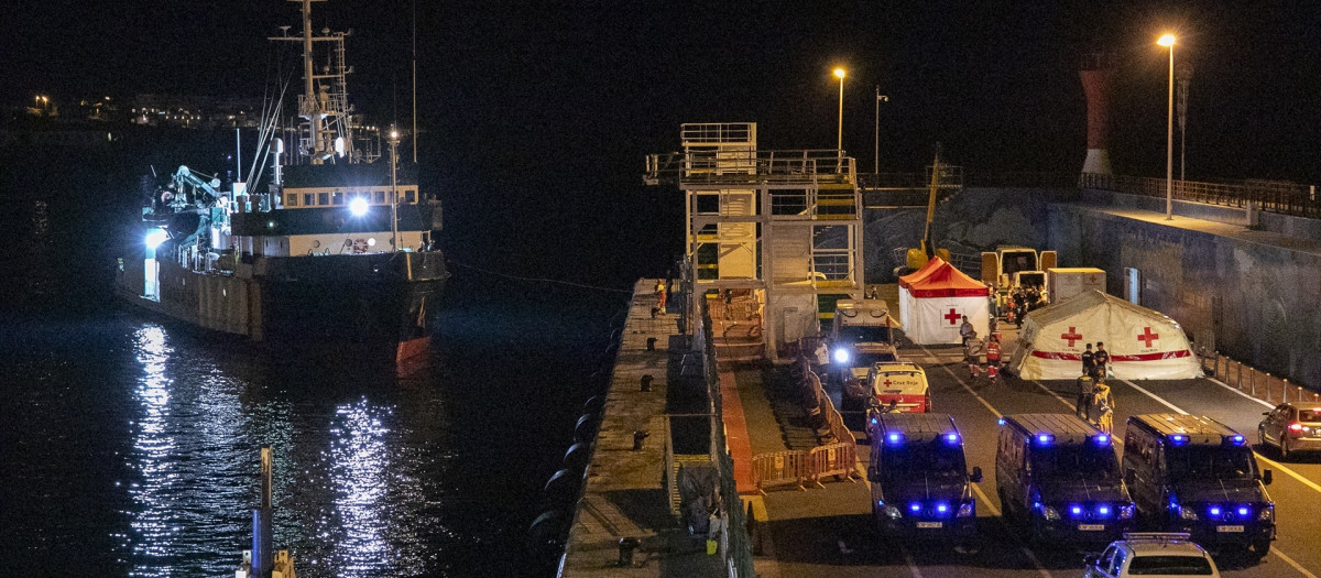 La patrullera de la Guardia Civil Río Tajo a su llegada al Muelle los cristianos, a 11 de octubre de 2023, en Tenerife, Islas Canarias (España). La patrullera de la Guardia Civil Río Tajo ha encontrado dos cayucos a unos 25 kilómetros de la isla y ha navegado junto con sus 193 ocupantes hacia Los Cristianos (Tenerife), donde han llegado esta noche. Unos 371 inmigrantes iban a bordo de cuatro pateras a diferentes puntos de Canarias entre la noche de ayer, 10 de octubre, y la madrugada de hoy, según han indicado a Europa Press fuentes de Salvamento Marítimo.
11 OCTUBRE 2023;PATERA;MIGRANTES;REFUGIADOS;MAR;BARCO;SALVAMENTO;RESCATE;
Europa Press / Europa Press
11/10/2023