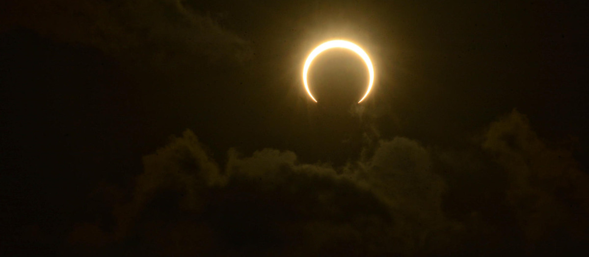 Millones de ciudadanos de América alzaron este sábado sus miradas al cielo para apreciar el eclipse solar anular, que produjo un efecto llamado "anillo de fuego" debido a que la Luna no alcanza a cubrir de forma total el Sol