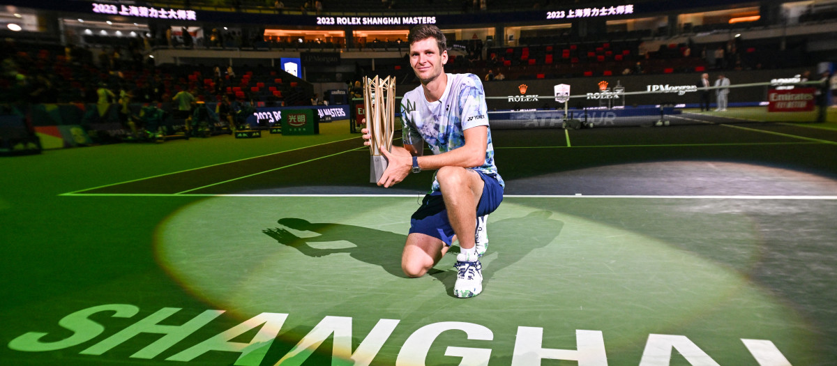 Hubert Hurkacz posa con el trofeo de campeón del Masters 1000 de Shanghái