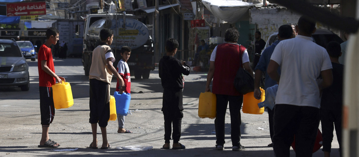 Palestinos buscan abastecerse de agua en un campo de refugiados en la Franja de Gaza