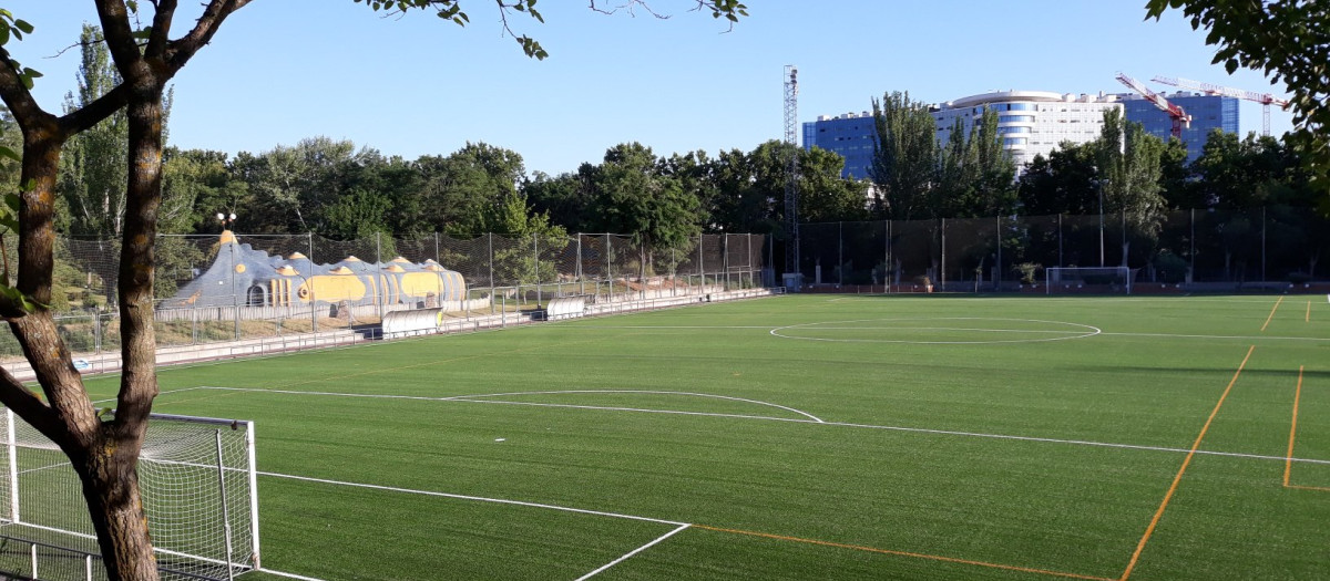 Campo de fútbol de hierba artificial