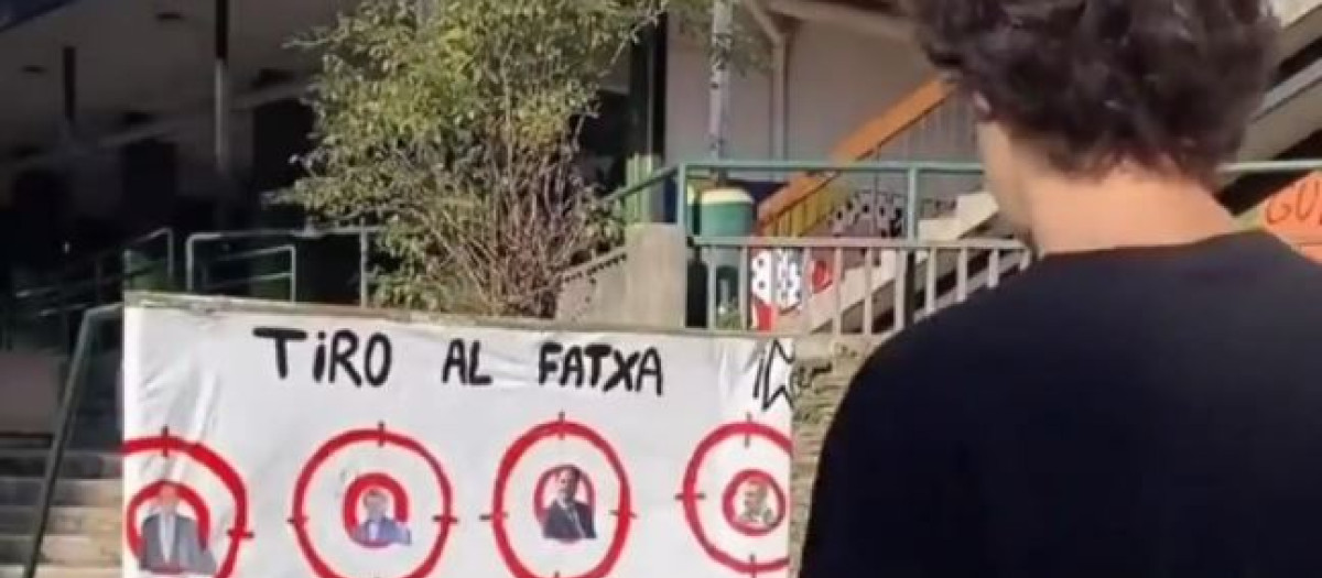 Un grupo de jóvenes juega al 'tiro al facha' en el patio de un instituto de Éibar