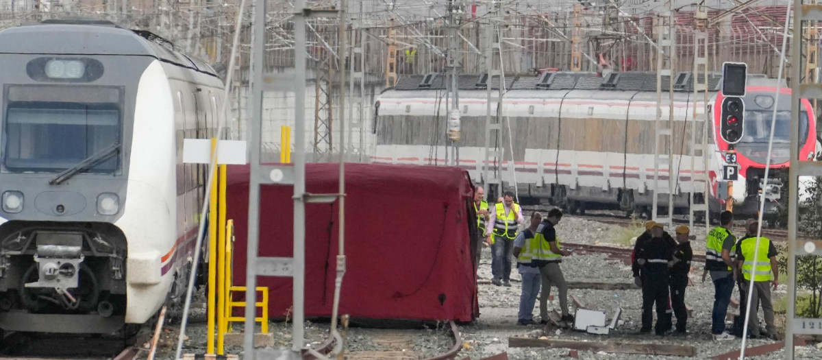 Dispositivo para sacar el cadáver de Álvaro Prieto de entre dos trenes cerca de la estación de Santa Justa