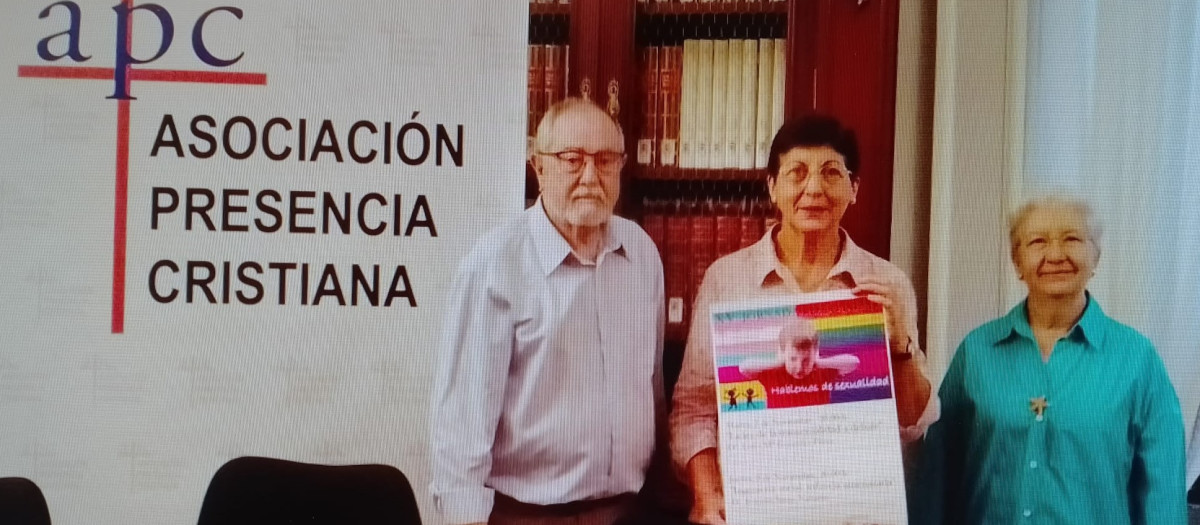 Entrega del reconocimiento a la plataforma