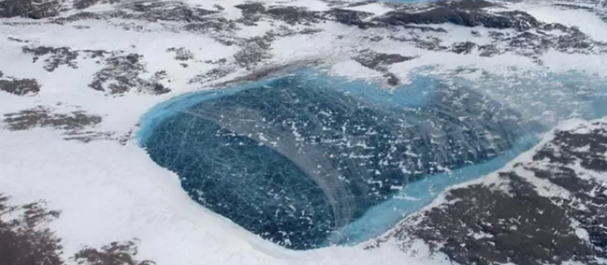 Groenlandia está salpicada de lagos de agua de deshielo congelados