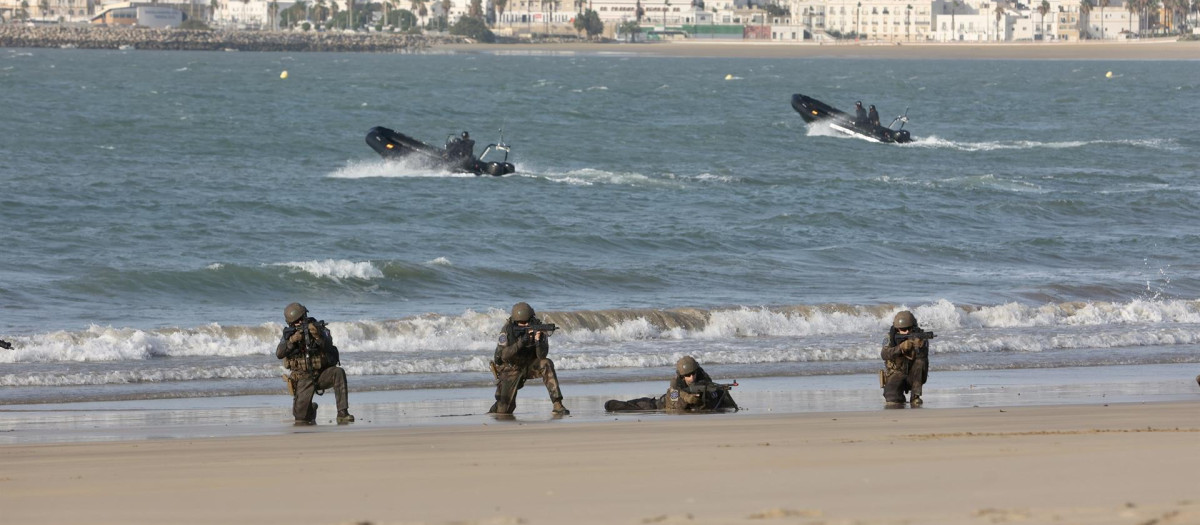 Ejercicio de desembarco en una playa en Rota (Cádiz) dentro del ejercicio Livex de la UE