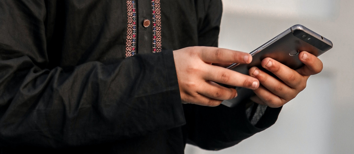 Un niño sujeta un teléfono móvil